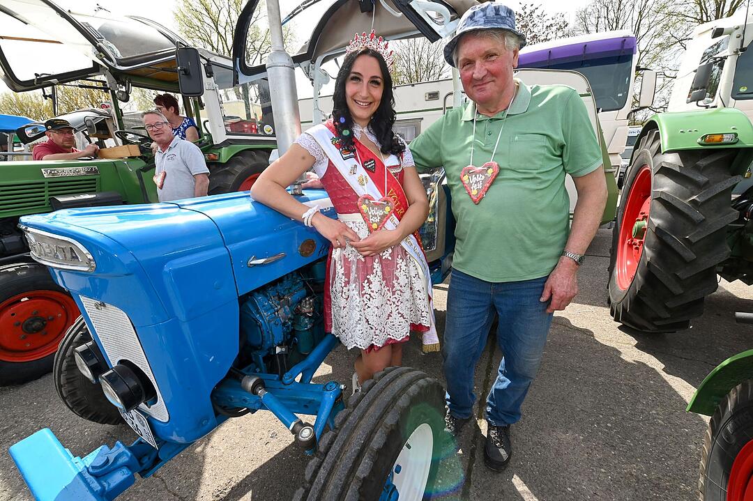 Nürnberger Frühlingsfest mit Rekordbesuch: 85 historische Traktoren auf Rundfahrt