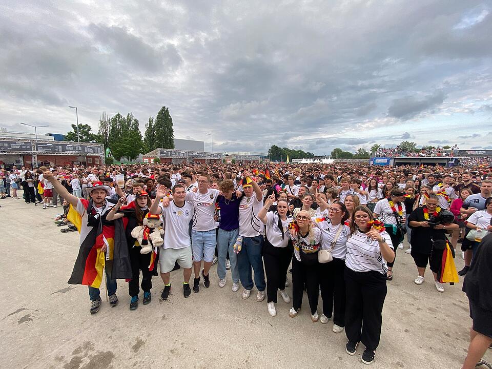 Deutschland steht im Achtelfinale und Nürnberger Fans feiern ausgelassen