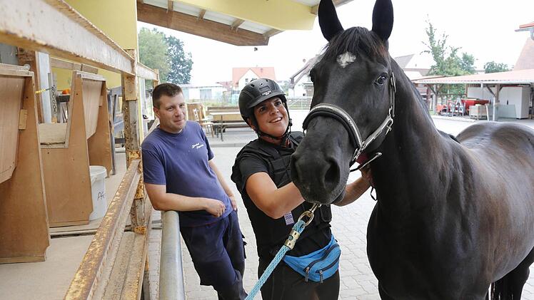 Nur eine von vielen schönen Begegnungen, die wir Reporter und Fotografen bei der Sommerserie "InFranken trifft" hatten: Auf dem Reiterhof "Bärnhof" in Heppstädt (Aischgrund). Im Bild zu sehen sind Rainer, Chef des Reiterhofs, und Petra mit Pferd Sandy, Mieter auf dem Bärnhof. Foto: Matthias Hoch