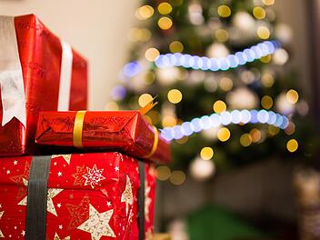 Diese Geschenke können Verwandten und Freunden ein Lächeln ins Gesicht zaubern. Symbolbild; pexels.com