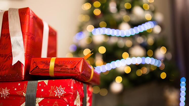 Diese Geschenke können Verwandten und Freunden ein Lächeln ins Gesicht zaubern. Symbolbild; pexels.com