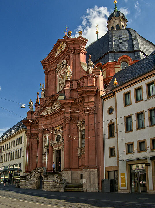 Die Stiftskirche in der Würzburger Altstadt