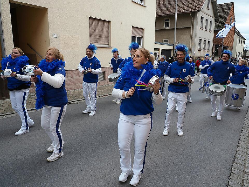Mit vielen Fuß- und Musikgruppen