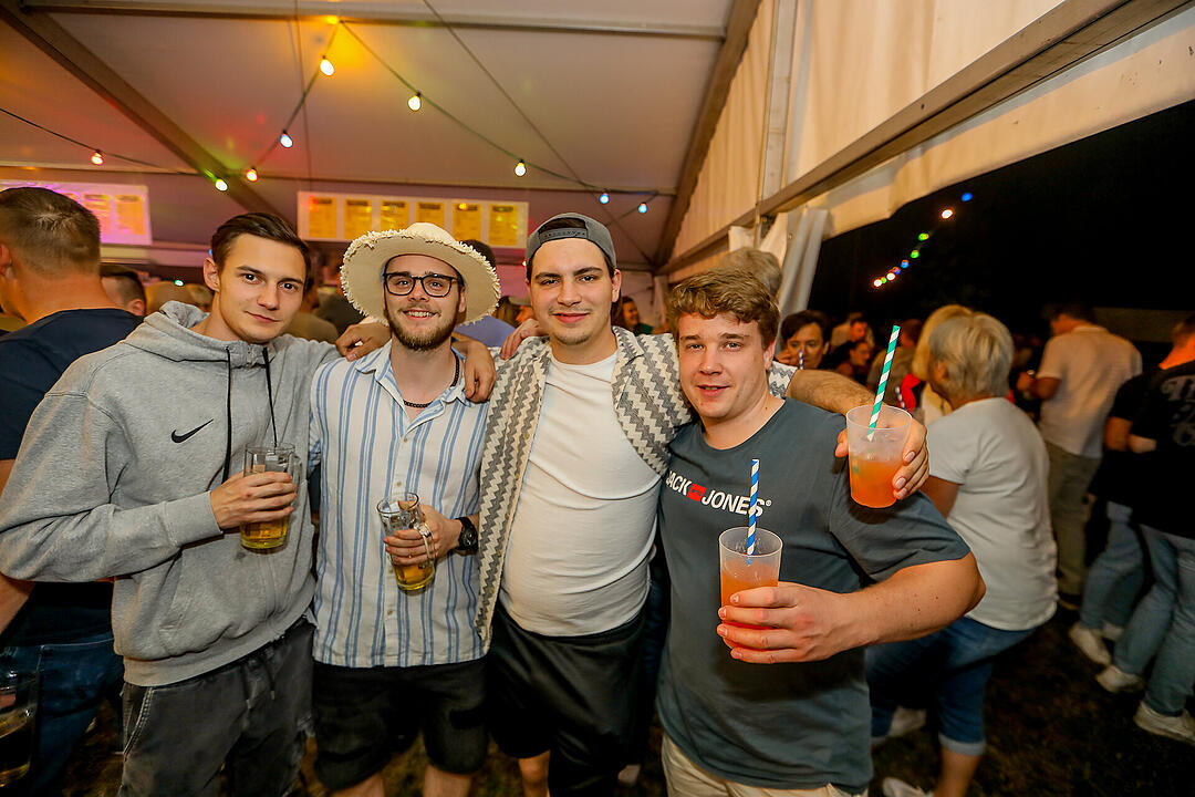Partyzeltdorf mit 5 Areas!