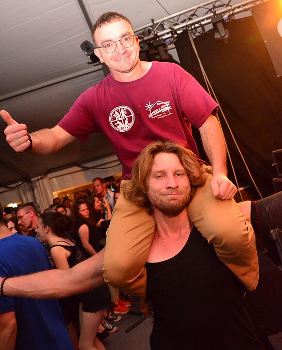 Party mit der Band "CAVELAND"