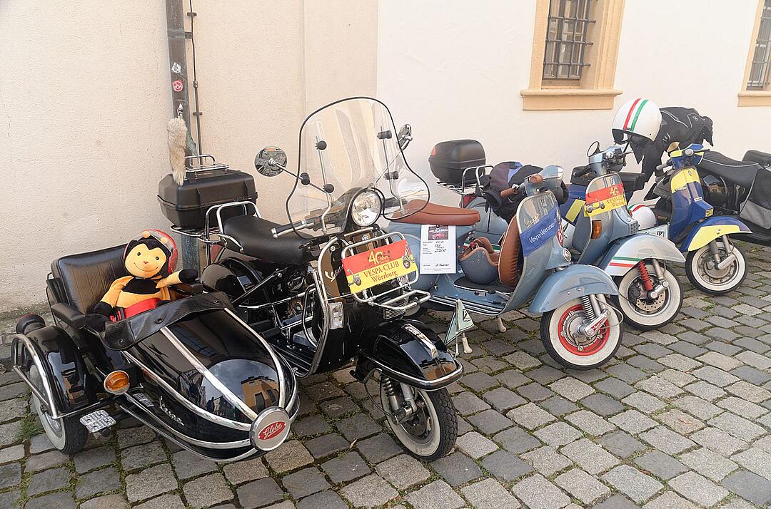 Historische Automobile und Motorräder