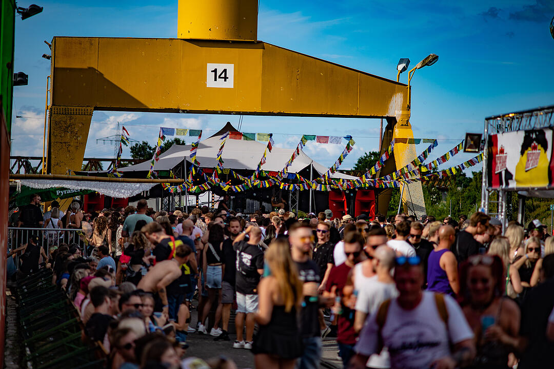 Einmalige Festivalwelt zwischen Stahl und Container.