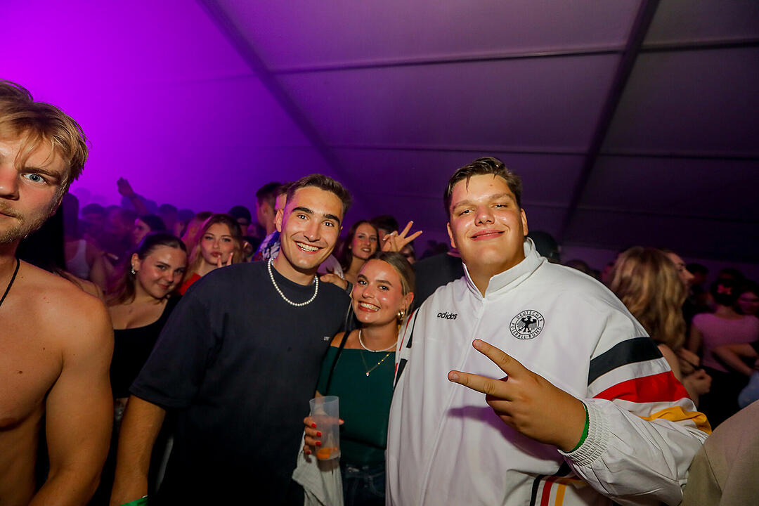 Partyzeltdorf mit 5 Areas!