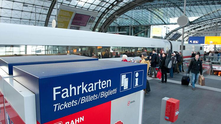 Die Bahn - hier ein Blick in den Berliner Hauptbahnhof - erhöht die Fahrpreise moderat und will kostenloses Wlan im ICE anbieten. Foto: Jörg Carstensen/dpa
