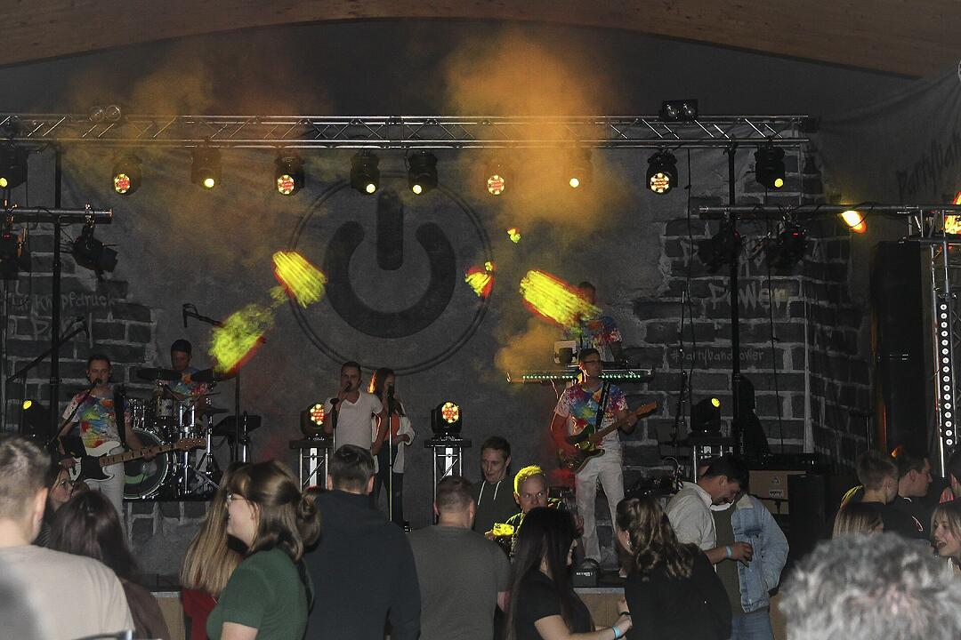Die Partyband "Power" heizte ordentlich ein.