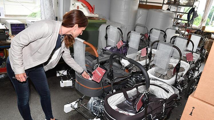 Die Kinderwagen von Hesba sind komplett handgefertigt - und kosten im Schnitt 1200 Euro. "Aber sie halten bis zu 20 Jahre", sagt Patricia Hesselbacher. Ersatzteile seien kein Problem. Foto: Ronald Rinklef