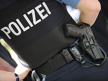 Am Samstag (24. März 2018) gab es einen Zwischenfall auf der B226 bei Lübeck. Aus einem Hochzeitskorso heraus fielen Schüsse. Symbolbild: Arne Dedert/dpa