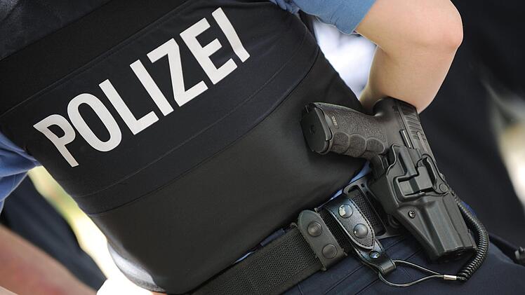 Am Samstag (24. März 2018) gab es einen Zwischenfall auf der B226 bei Lübeck. Aus einem Hochzeitskorso heraus fielen Schüsse. Symbolbild: Arne Dedert/dpa
