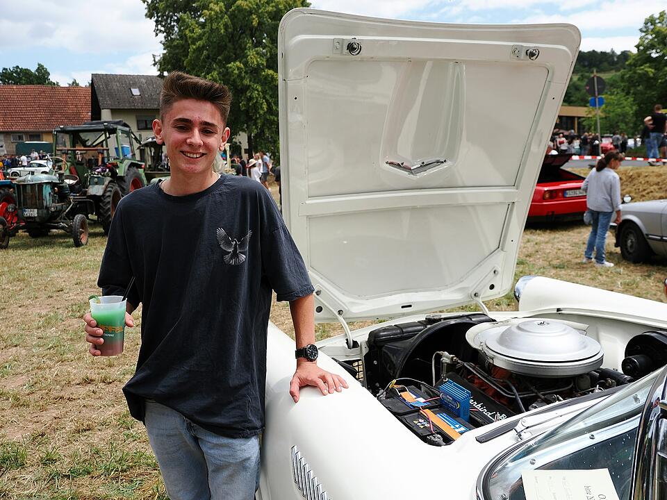 Oldtimer, US Cars, Traktoren und Motorräder.