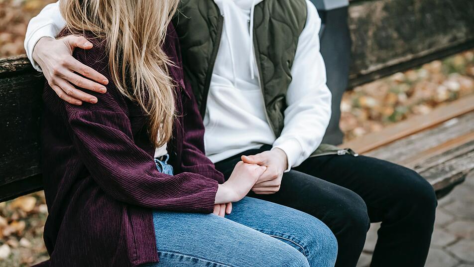 Körperkontakt aufzubauen geschieht in vielen Fällen sehr natürlich, trotzdem ist immer Fingerspitzengefühl gefragt.  Bild: pexels-katerina-holmes-5910854