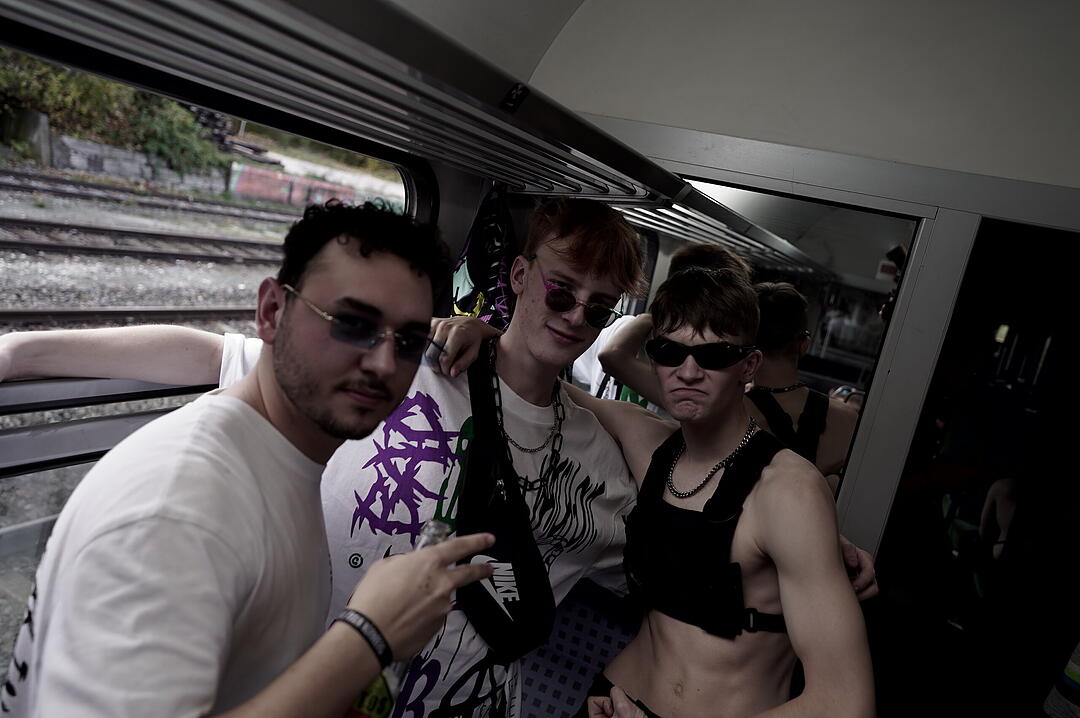 Party im Zug - Raver*innen tanzen zu Techno-Beats
