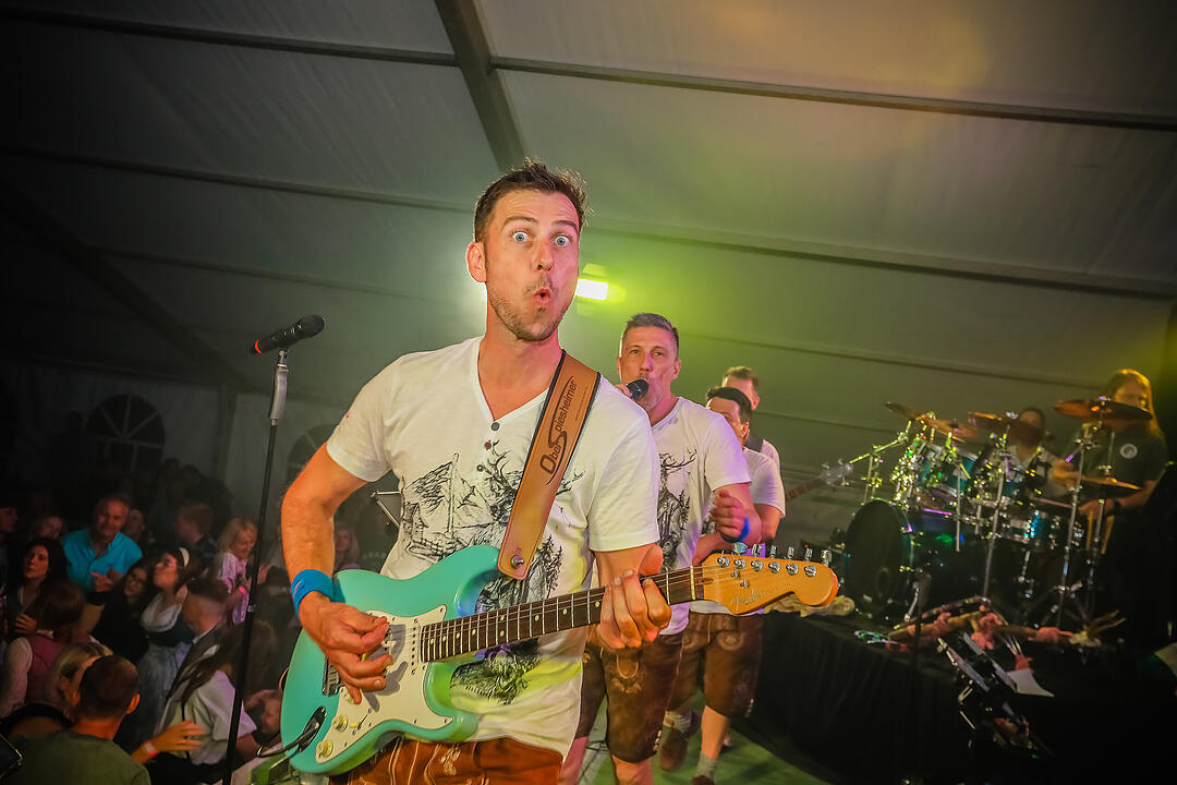 Samstagsparty im Festzelt!