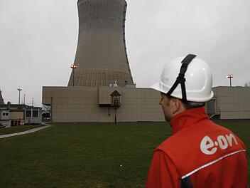Das Atommüll-Zwischenlager in Grafenrheinfeld soll sicherer werden. Um die Lagerhalle für Castorbehälter ist der Bau einer zehn Meter hohen Mauer geplant.  Foto: Matthias Hoch