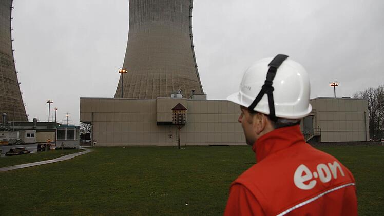 Das Atommüll-Zwischenlager in Grafenrheinfeld soll sicherer werden. Um die Lagerhalle für Castorbehälter ist der Bau einer zehn Meter hohen Mauer geplant.  Foto: Matthias Hoch