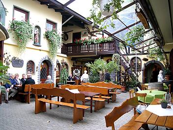 In Koblenz gibt es viele schöne Weinlokale, wie hier den Antoniushof Weingut Reif in Moselweiss, die zum Verweilen einladen.