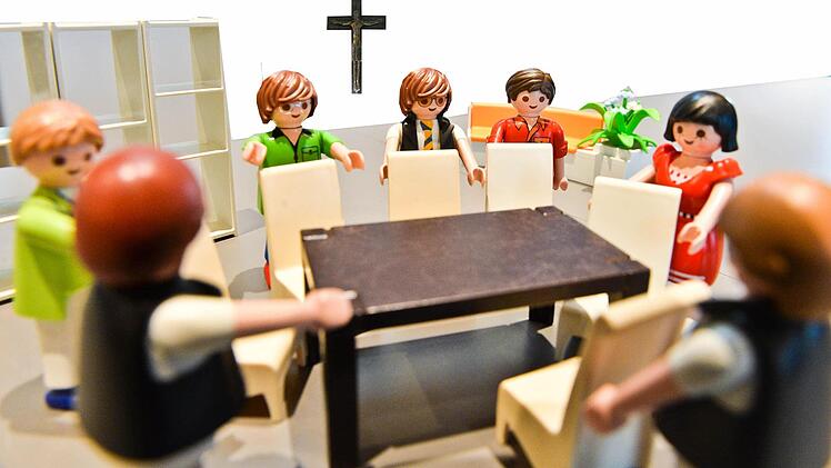 In Ebermannstadt wird vor jeder Stadtratssitzung gebetet. Anlässlich des 40. Geburtstag von Playmobil wurde die Szene mit den bunten Männchennachgestellt. Foto/Grafik: Michael Karg