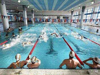 Dramatische Szenen spielten sich in einem amerikanischen Hallenbad ab. Ein Zwölfjähriger kämpfte unter Wasser um sein Leben. Symbolbild: pixabay.com / HeungSoon