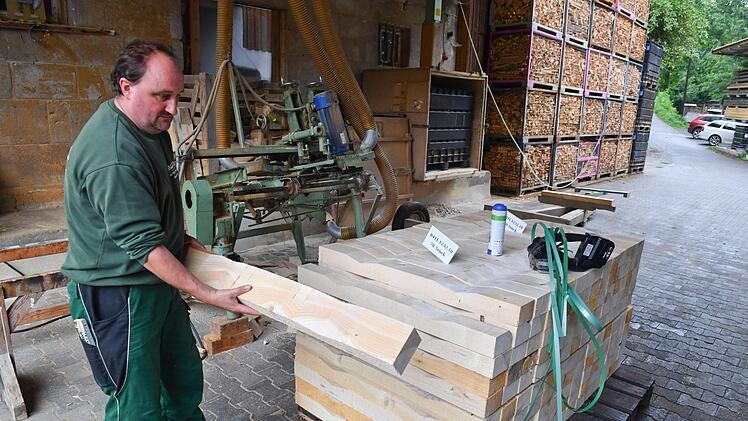 Beim Holz ist Günter Partheymüller in seinem Element. Foto: Ronald Rinklef