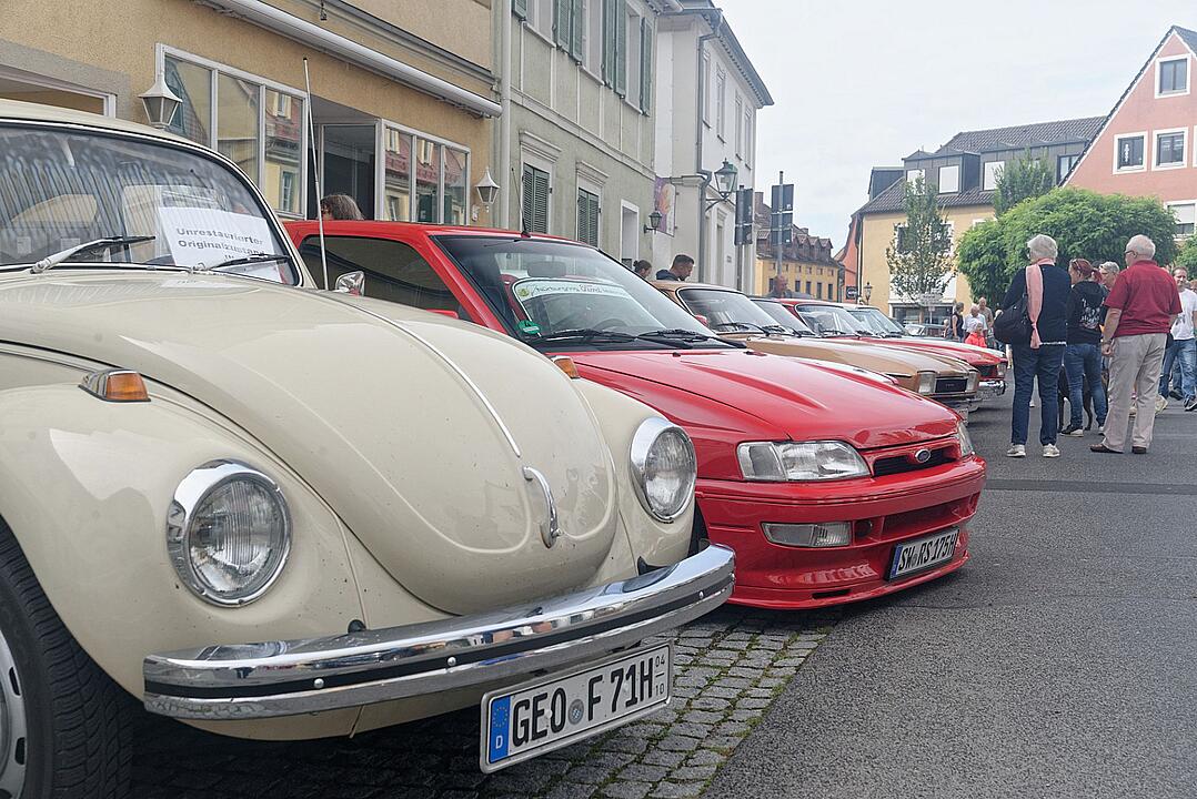 Historische Automobile und Motorräder