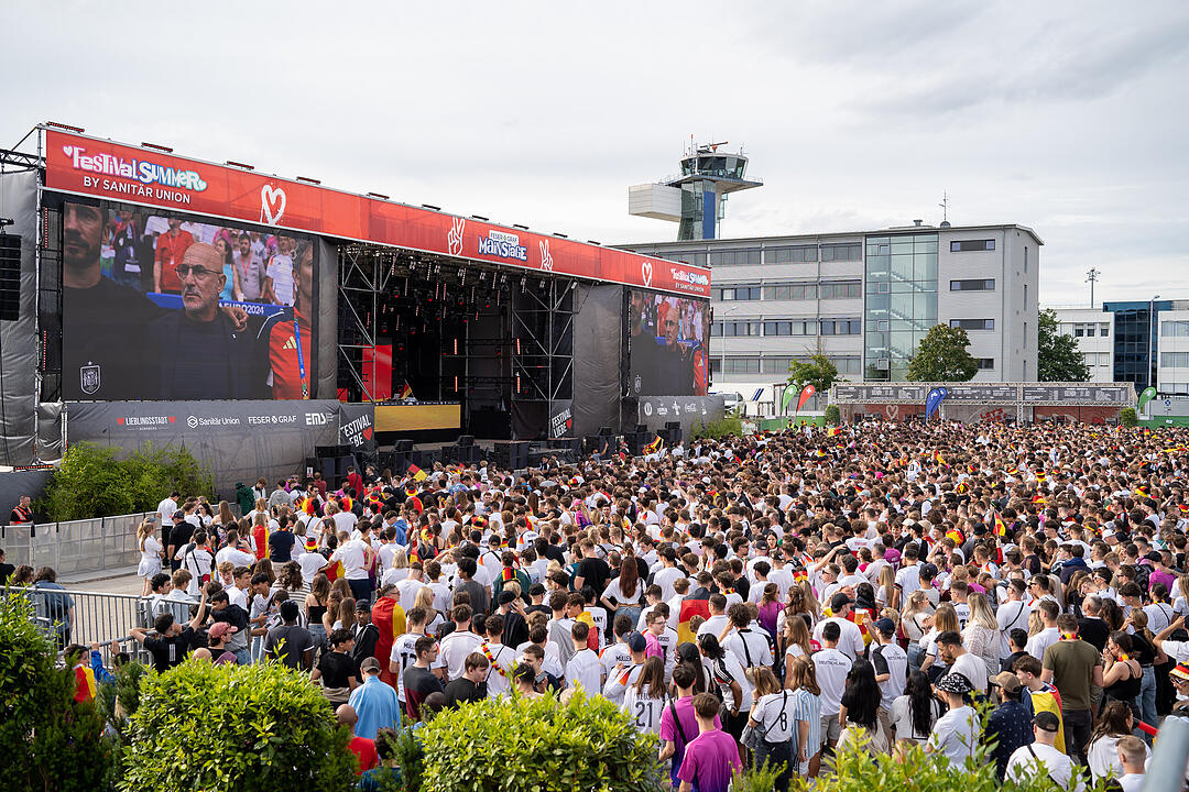 Fans schauen das EM-Viertelfinale zwischen Duetschland und Spanien in Nürnberg