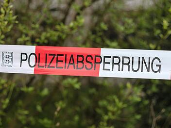 Anwohner haben in Vlotho in Nordrhein-Westfalen eine Leiche in einem Straßengraben gefunden.  Symbolfoto: Christopher Schulz