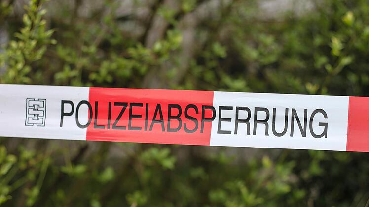 Anwohner haben in Vlotho in Nordrhein-Westfalen eine Leiche in einem Straßengraben gefunden.  Symbolfoto: Christopher Schulz