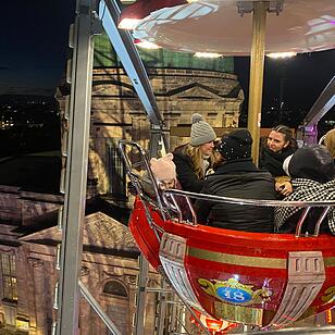 Glühwein, Bratwurst - Und Riesenrad: Winterdorf in Nürnberg eröffnet