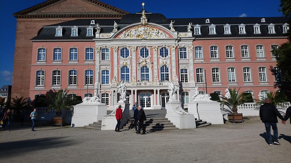 Besondere Symbiose: Das Kürfürstliche Palais in Trier schmiegt sich imposant an die antike Basilika im Hintergrund.