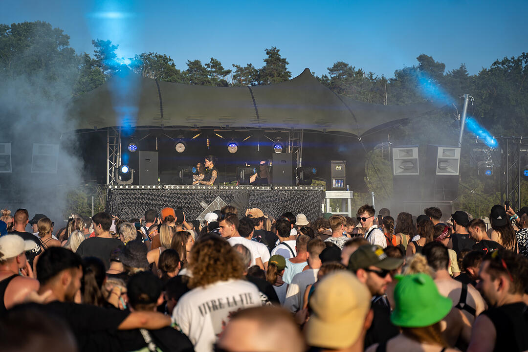 Techno-Musik direkt am Hafenbecken zwischen Kränen und Containern!