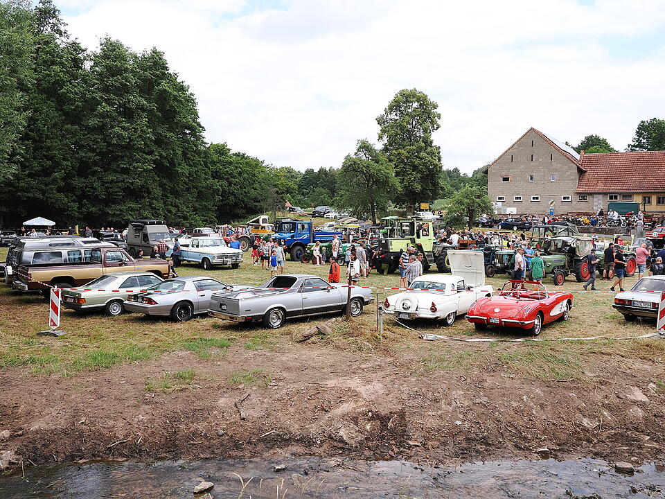 Oldtimer, US Cars, Traktoren und Motorräder.