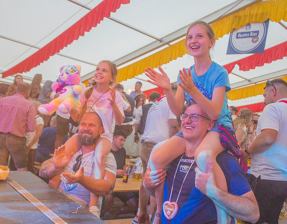 Musik im Festzelt gab es mit der Band "KLOSTERGOLD"