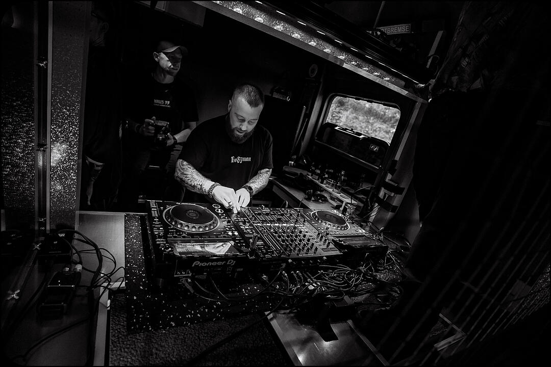 Hard Techno und Trance in drei verschiedenen Party-Waggons!