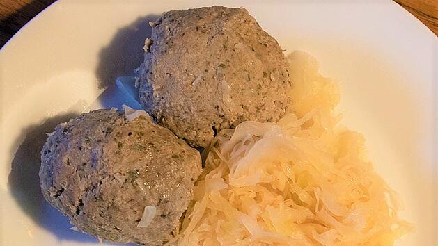 Pfälzer Leberknödel mit Sauerkraut.