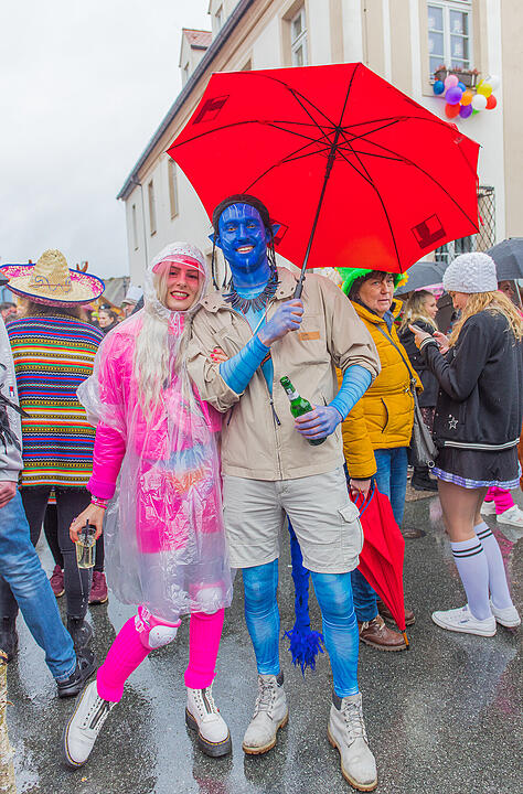 Buntes Faschingstreiben begeistert groß und klein.