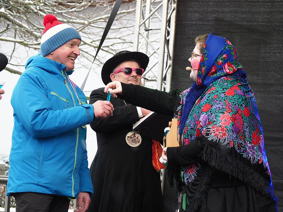 Tausende Besucher beim traditionellen Maskenumzug