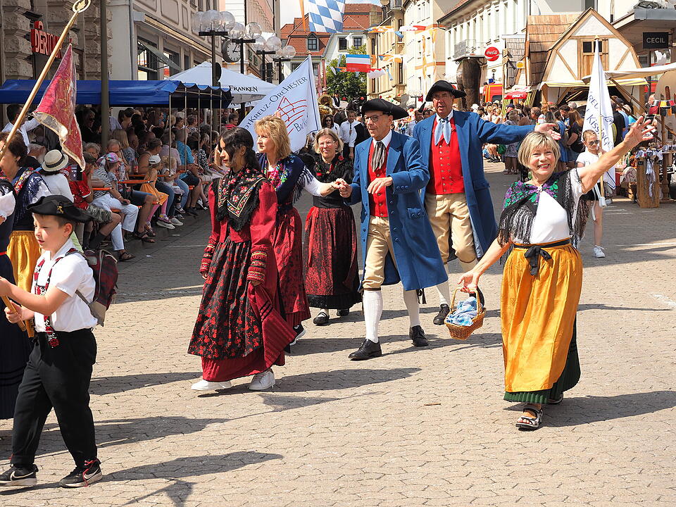 Großer historischer Festzug durch Bad Kissingen!