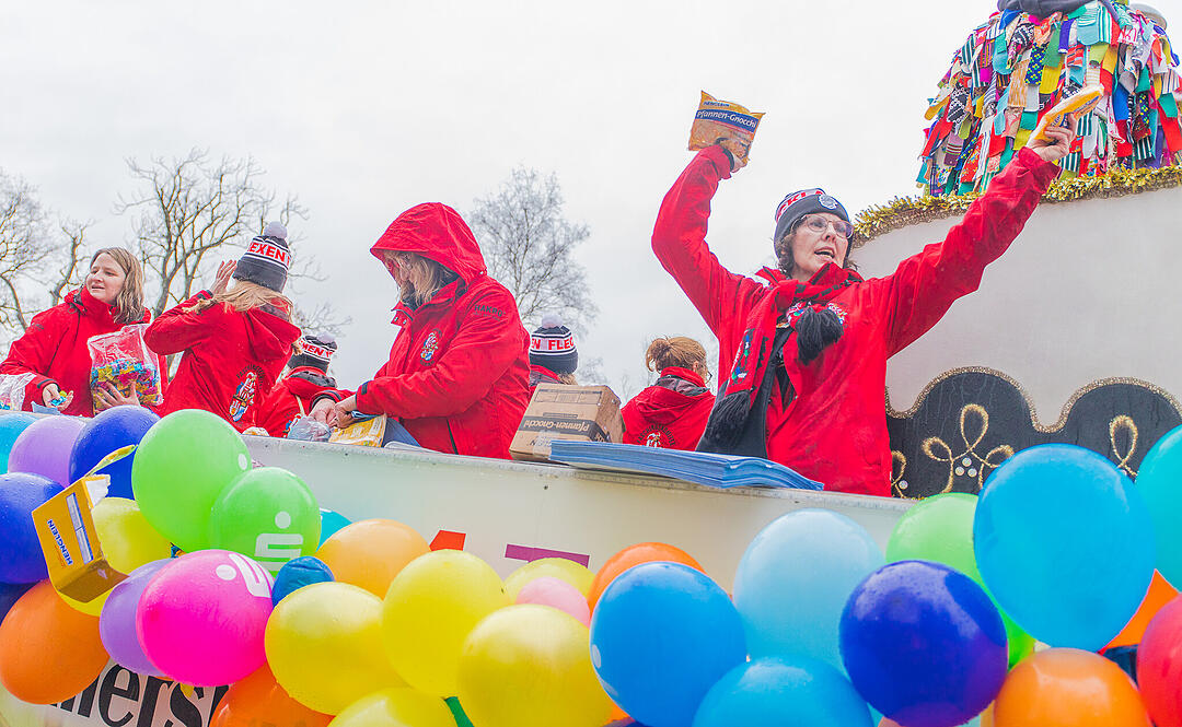 Buntes Faschingstreiben begeistert groß und klein.