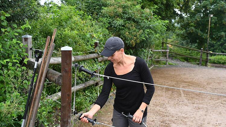 Nadine Bätz sperrt die Weiden ab, damit ihre Pensionspferde im geschützten Bereich bleiben. Foto: Ronald Rinklef