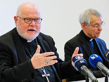 Kardinal Reinhard Marx erläutert die Ergebnisse der Bischofskonferenz. Rechts der Bamberger Erzbischof Ludwig Schick  Foto: Matthias Hoch