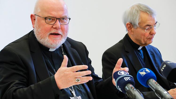 Kardinal Reinhard Marx erläutert die Ergebnisse der Bischofskonferenz. Rechts der Bamberger Erzbischof Ludwig Schick  Foto: Matthias Hoch