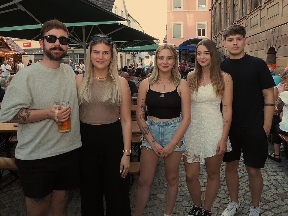 Das Weinfest zieht tausende Besucher an.