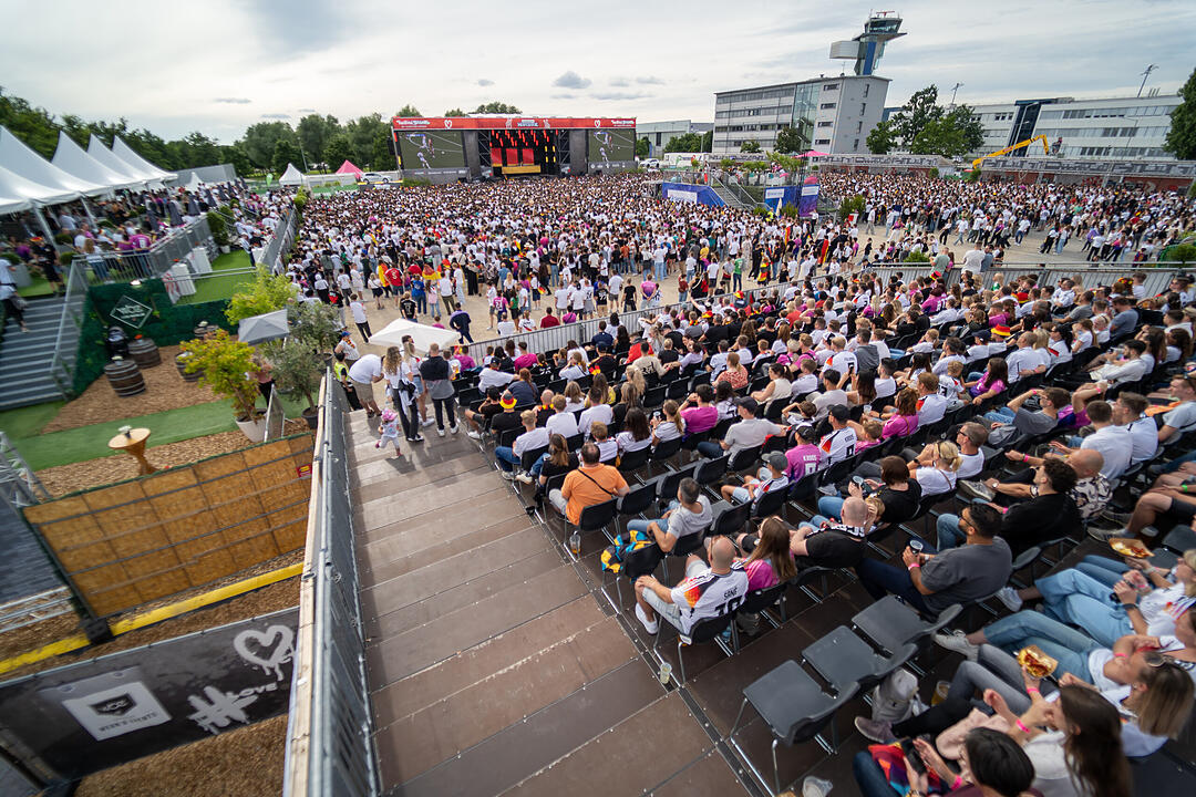 Fans schauen das EM-Viertelfinale zwischen Duetschland und Spanien in Nürnberg