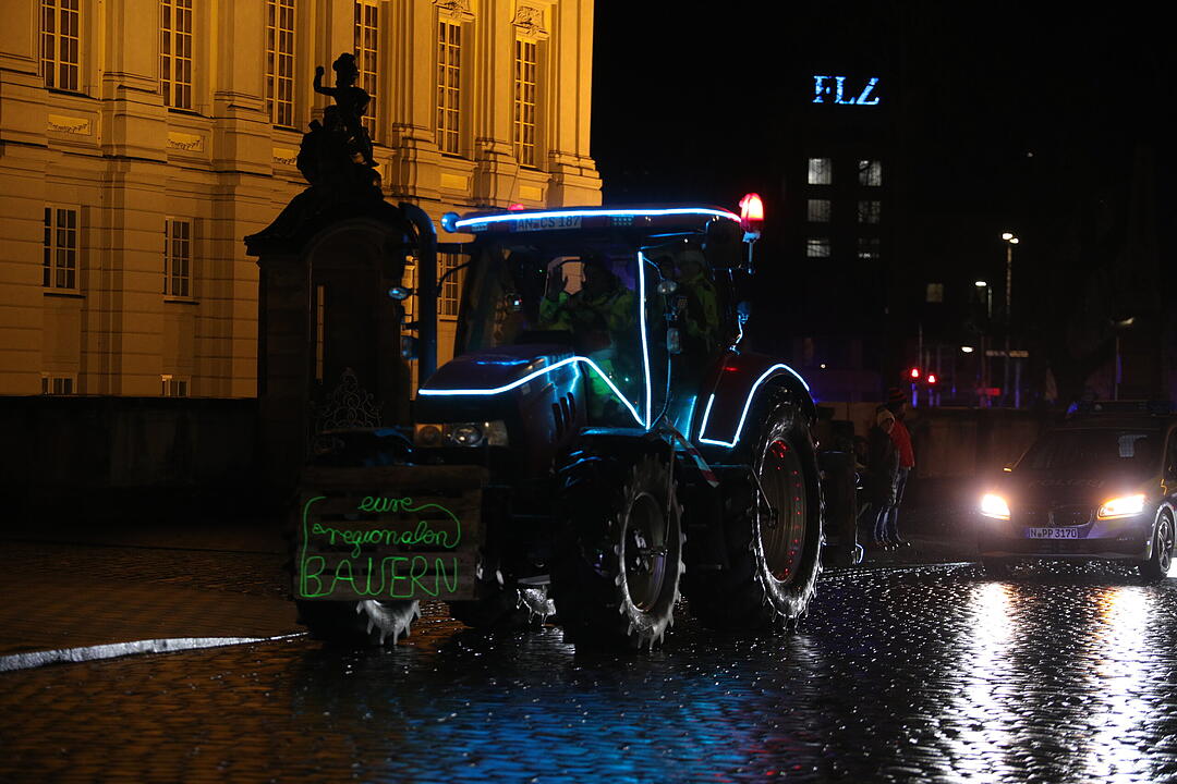 Weihnachtliche Lichterfahrt: Dutzende beleuchtete Traktoren fahren durch Ansbach
