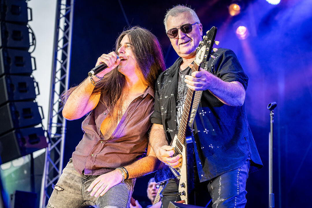 An die 2000 Besucher feierten die Rockmusik!