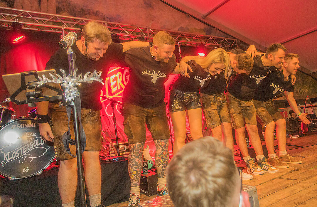 Musik im Festzelt gab es mit der Band "KLOSTERGOLD"